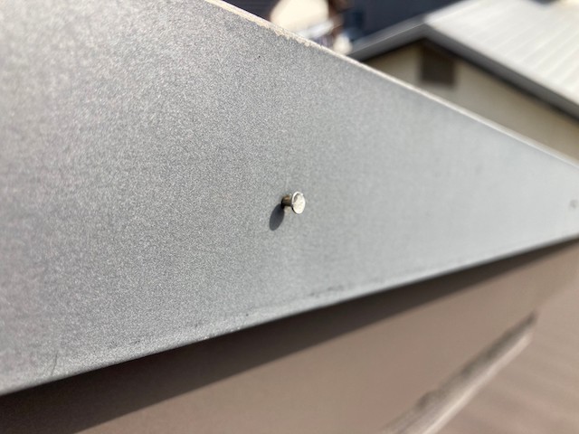 飛び出ている釘